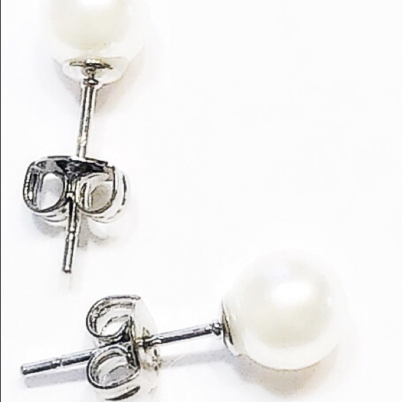 Faux Simulated Pearl Studs in 925 Silver - Picture 4 of 4